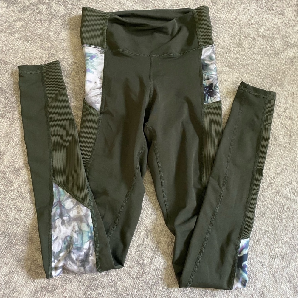 Daub pocket leggings in olive green